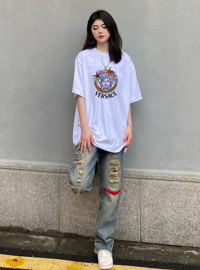 New Arrival! Versace Classic Short-Sleeve T-Shirt, The Iconic Logo Is Transforme