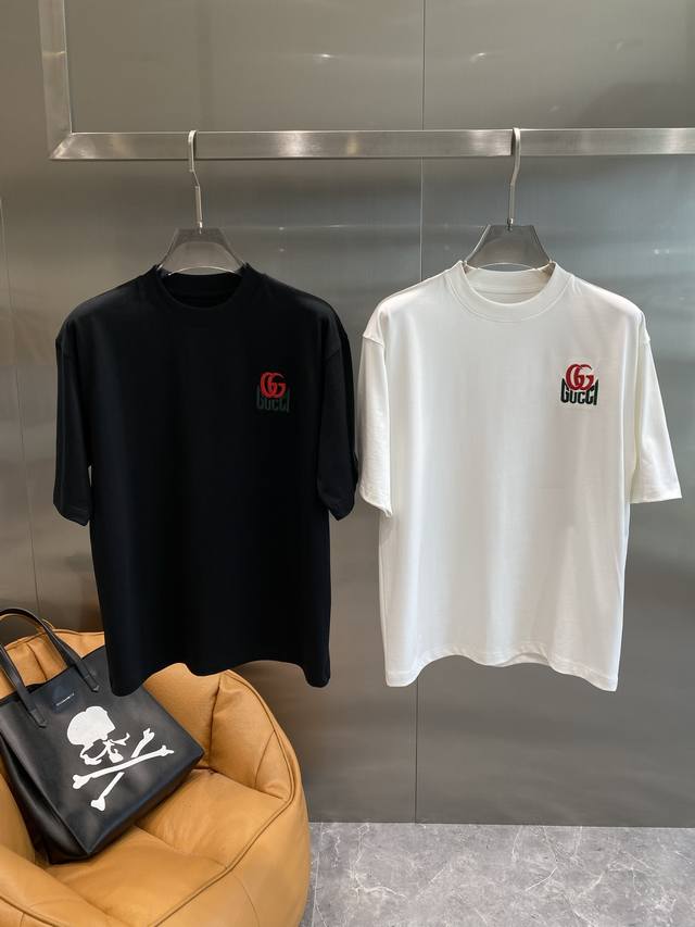 Gucci T-Shirt Is Exquisitely Simple Yet Sophisticated, With A Red And Green Gucc