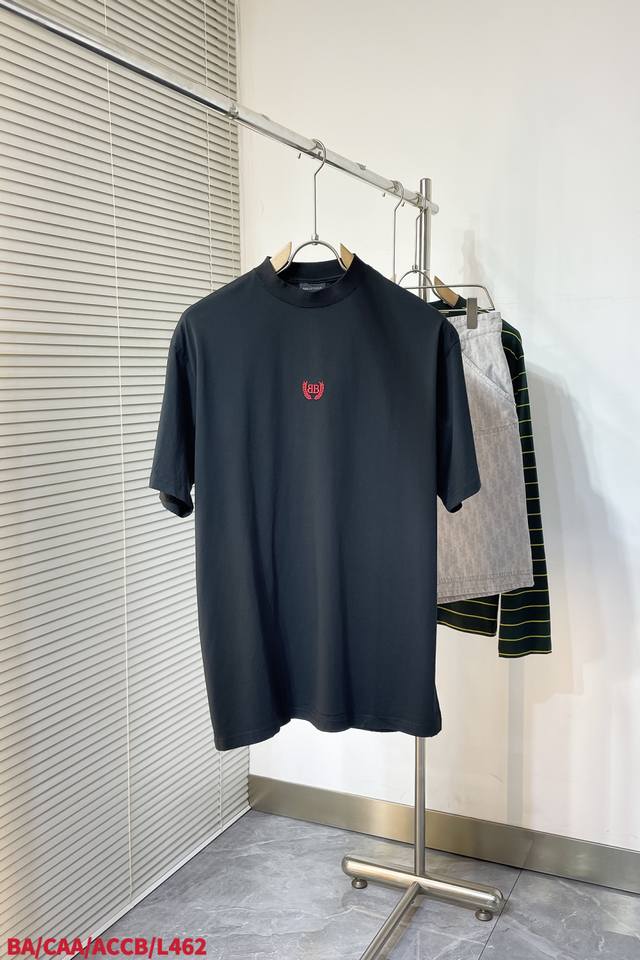 L462 Ba Parisian House Round Neck Short-Sleeve T-Shirt. The Logo Badge Highlight