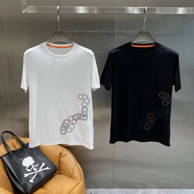 Aima Herm S T-Shirt, Ultra-Chic And Mysterious. The Unique Pattern Design On The