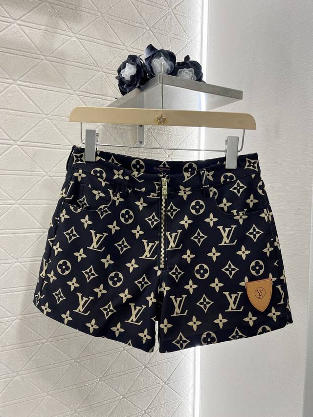 Louis Vuitton*2025 New Arrival High-Waisted Zipper Leather Label Printed Shorts
