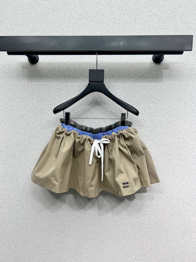 Miu-Style Short Khaki Skirt. Fashionable, Low-Key, Elegant, And Luxurious! Versa
