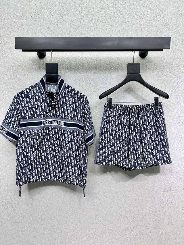 D Classic Floral Print Set. Classic Design With A Soft And Delicate Texture. A T