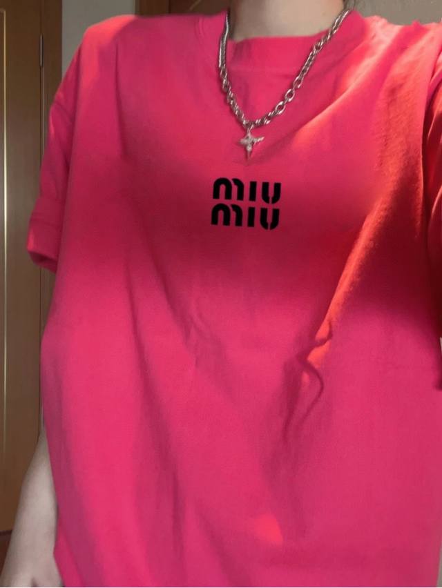Miu Miu High-Weight Dragon Fruit Color 100% Cotton Straight-Sleeve Letter Print