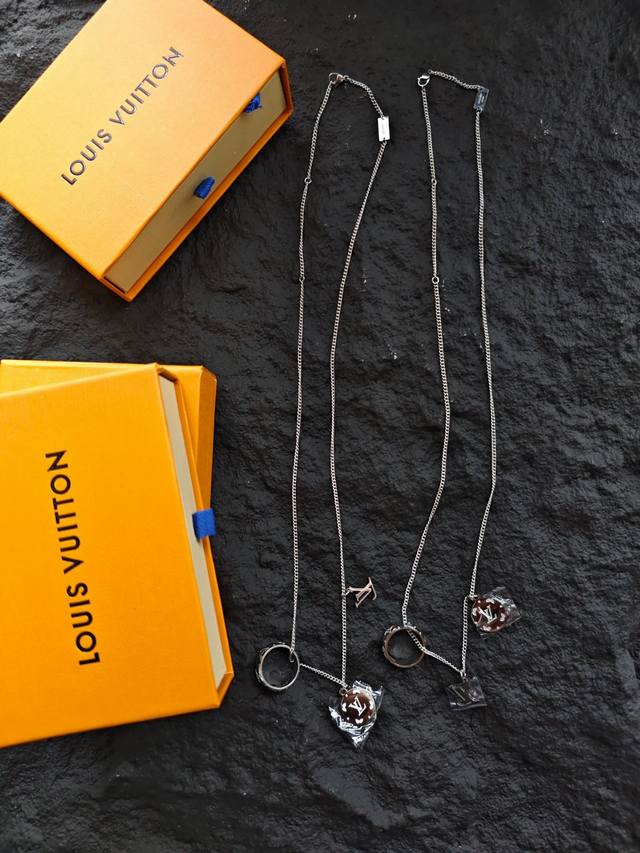 Louis Vuitton Lv Pattern-Engraved Ring Pendant Necklace, Unisex Couple's Edition