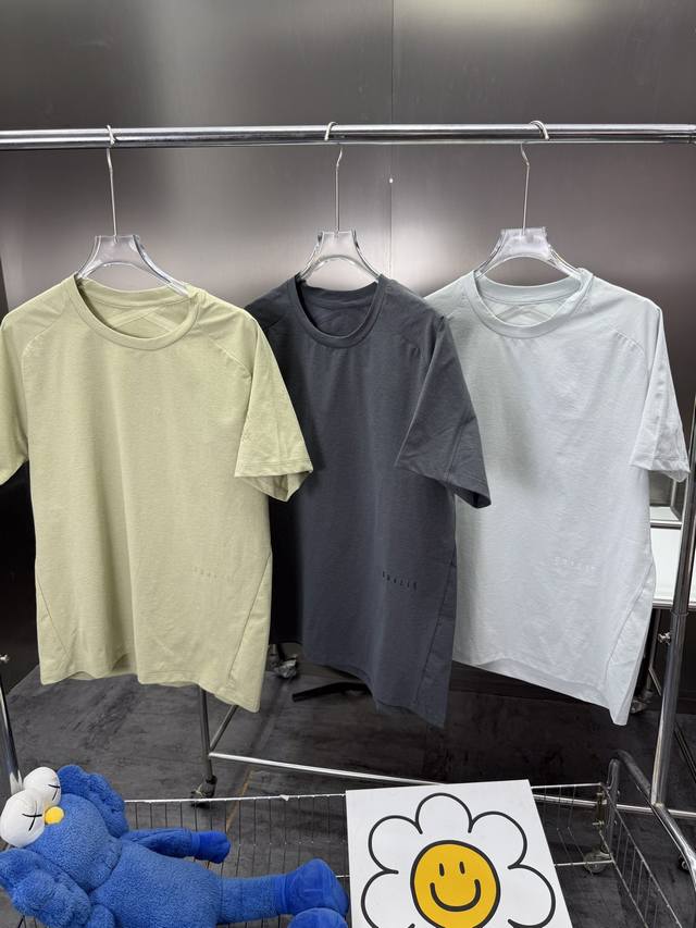 High-Quality Descente Lightweight Breathable Men's Sports Short-Sleeve T-Shirt.