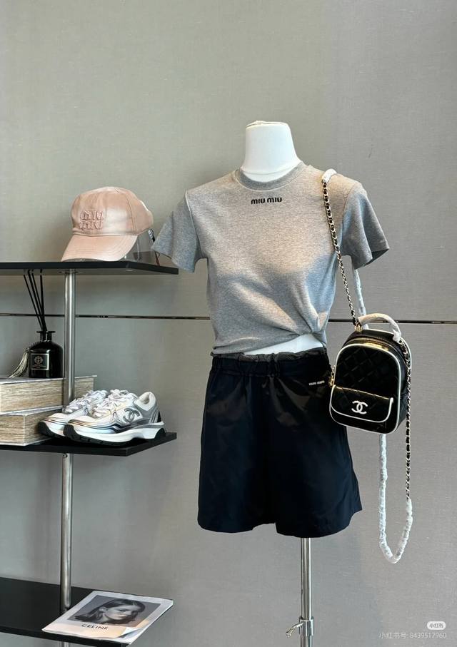 Miumiu 2025 New Gray T-Shirt, Gray Design Simple And Clean, Excellent Fit, Absol