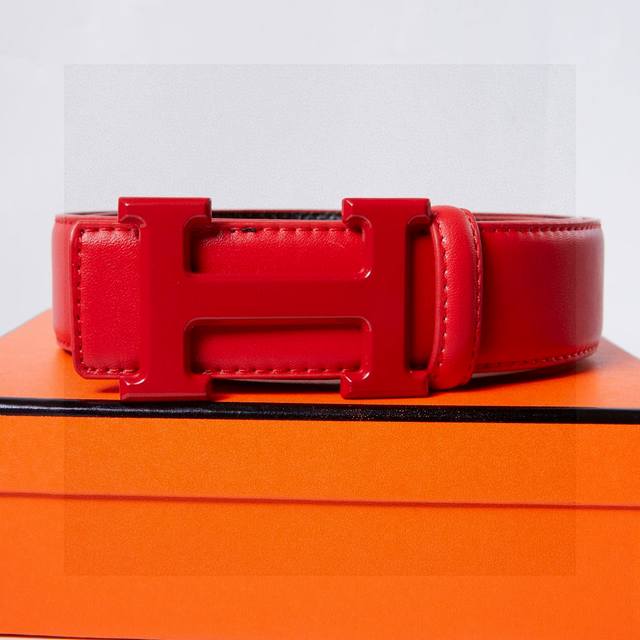 Herm S Buckle High-Quality Leather Belt. A Mirror Finish Design With A Unique Pe