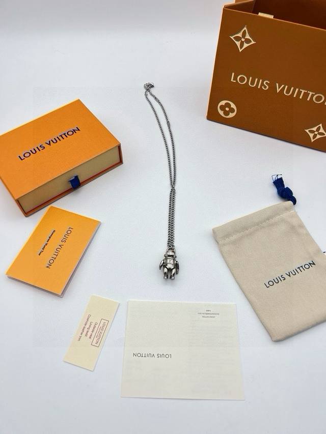 Lv Louis Vuitton Astronaut Necklace Model Number: M Authentic High-Quality Versi