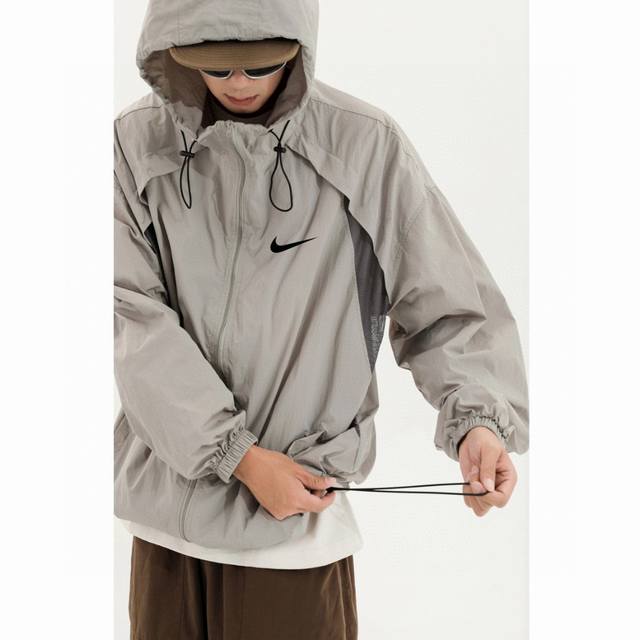 Nike Minimalist Style Upf 80+ Lightweight Summer Sun-Protective Shirt With An Ic