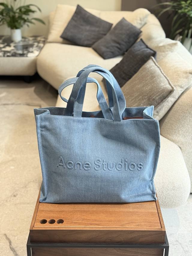 Size 44.34 Acne Denim Tote Bag. This Versatile Bag Pairs Effortlessly With Any O