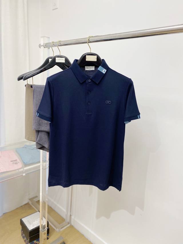 Ferragamo, New Short-Sleeve T-Shirt, Stylish And Fashionable, With A Textured Lo