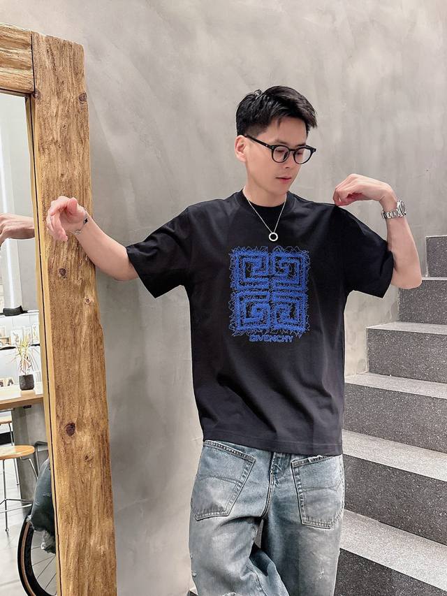 Givenchy 2025 Summer New Arrival Short-Sleeve T-Shirt, Featuring Unique Thread E