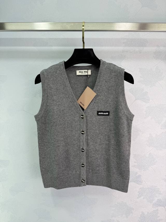 Miu Mi*Gray Sleeveless Knit Vest, Classic V-Neck Design, Suitable For Summer Wea