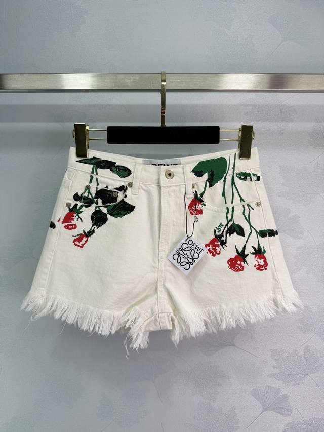25 New Arrival Loew* Rose Print White Shorts Effortlessly Create A Stylish Vibe