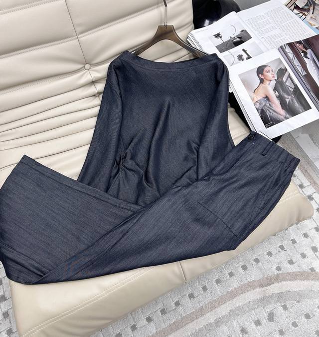 Exclusive Debut Of The 2025 New Collection. Asymmetrical Off-The-Shoulder Top An