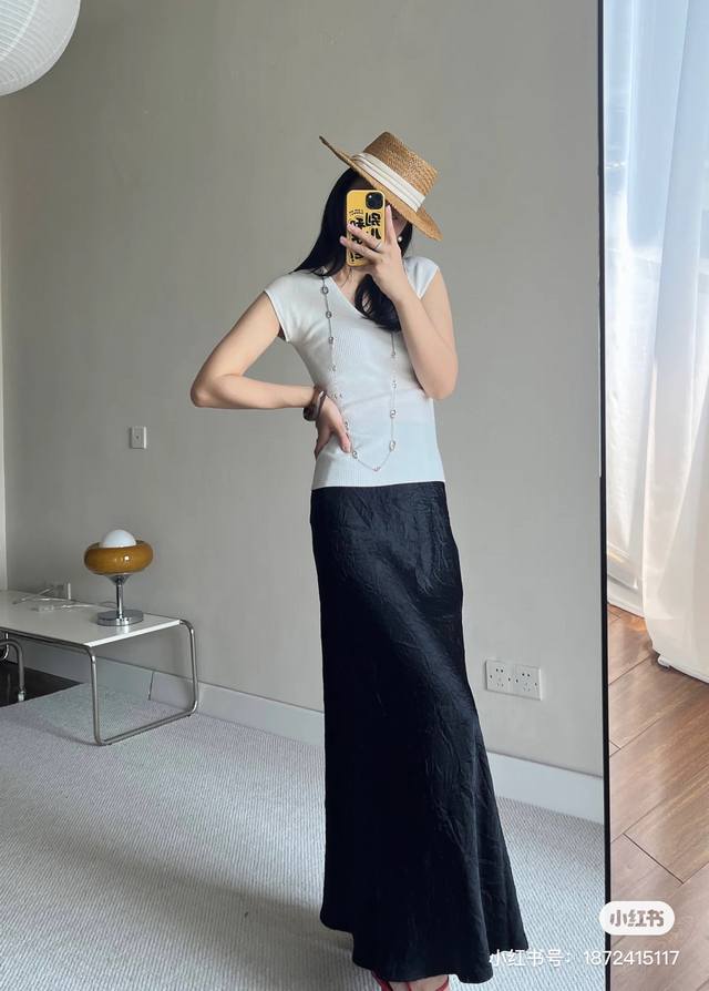 Fabric With A Lustrous Texture