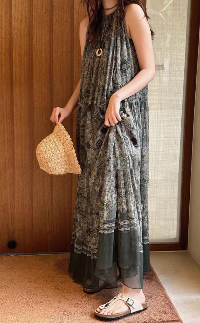 Resort-Style Silk Printed Dress.! Generous Fabric Usage! Inner Lining Paired Wit