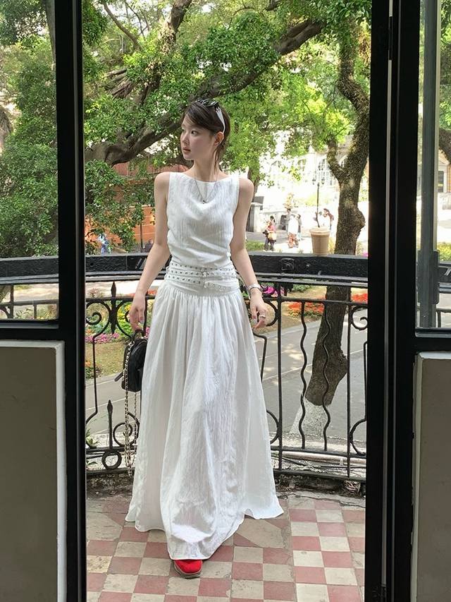Design-Driven Sleeveless Tank Dress. The Upper Part Features A Tank-Style U-Neck