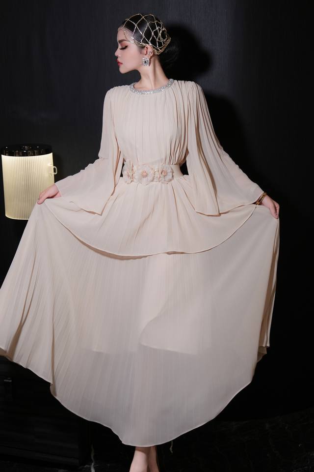 Heavy-Duty Pleating, Round Neckline With Embedded Sparkling Diamonds, Elegant An