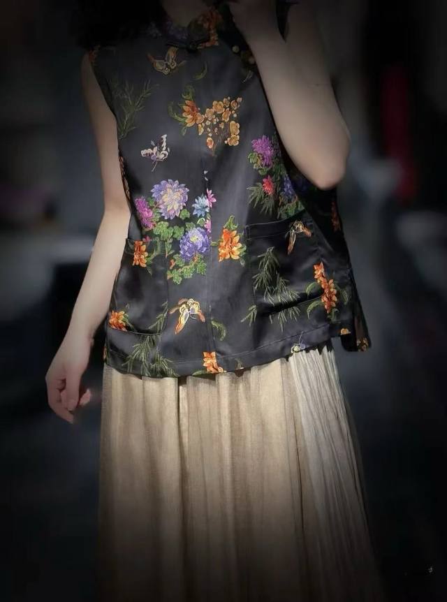 New Chinese-Style Luxury-Inspired Printed Vest With A Minimalist Design That Inc