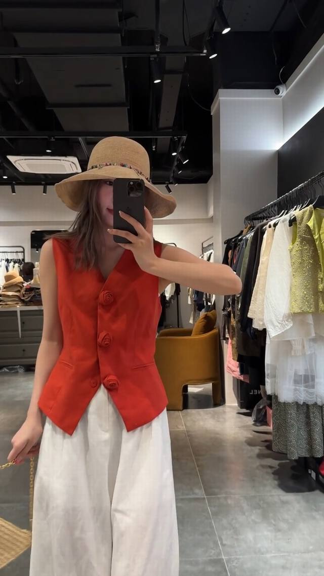 Elegant And Sophisticated V-Neck Floral Vest With A Romantic And Beautiful Silho