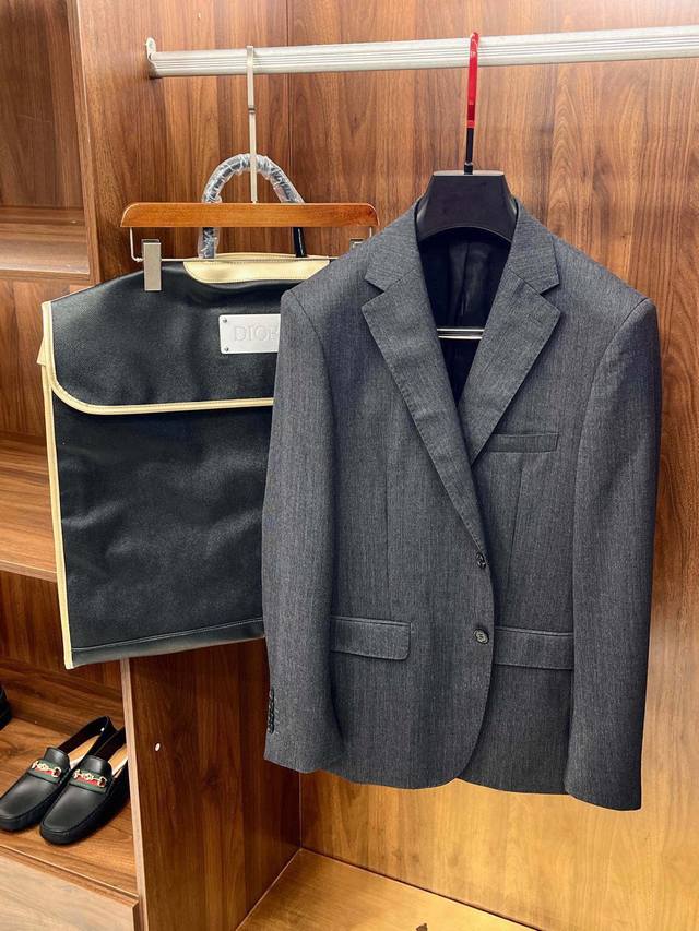 100% Wool Custom-Colored Jacquard Fabric Suitable For Any Occasion, Featuring A