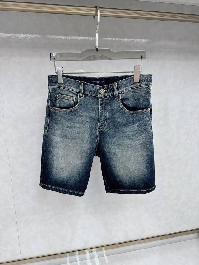 Lv 25S New Men's Fashionable Casual Denim Shorts, High-End European Edition, Tre