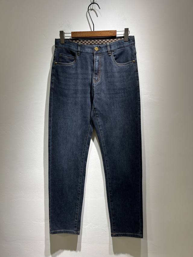 Louis Vuitton 2025 Spring/Summer New Men's Classic Washed Slim-Fit Denim Pants.