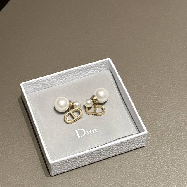 Dior Angelababy Baby's New Dior Pearl Earrings Are Classic. This New Model Adds