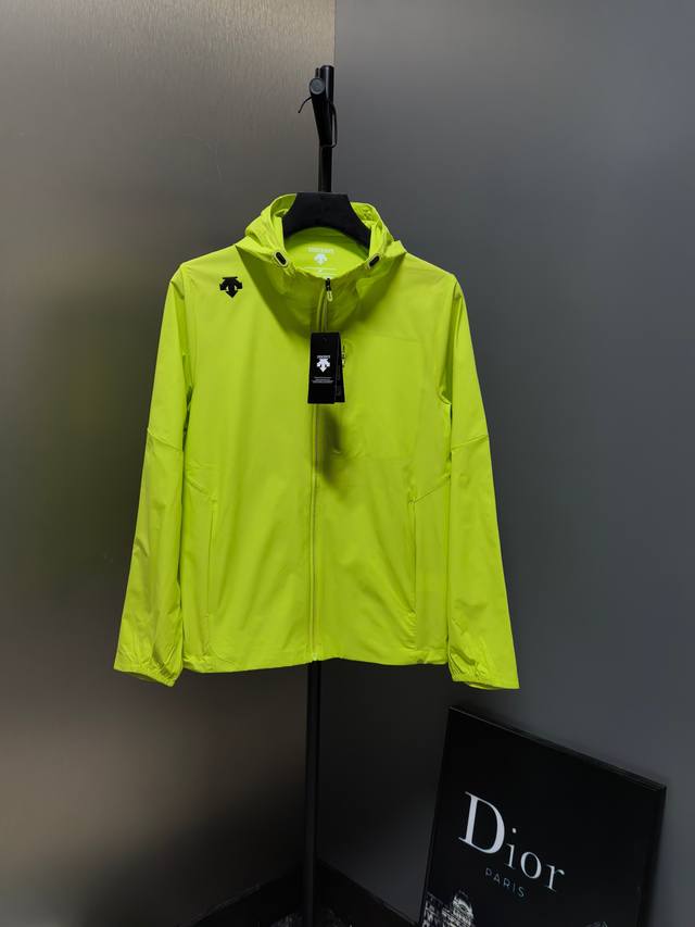 descente Descente Comprehensive Training Series Men's Hooded Sun Protection J