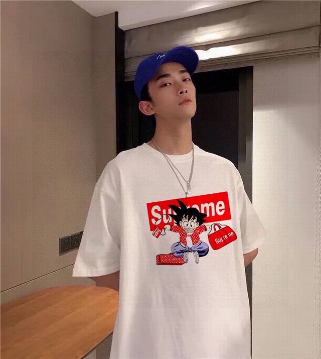 The New Supreme Round-Neck Short-Sleeved T-Shirt Is Simple Yet Eye-Catching In D