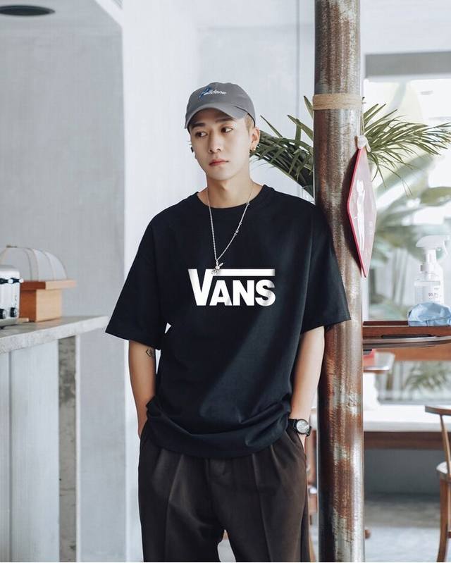 New Vans Classic Iconic Logo Tee High-Density Knitted Round Neck Design Is Flat