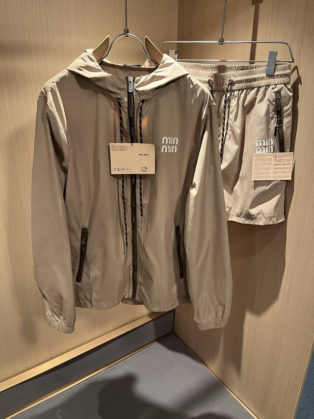 miumiu 2025 Spring And Summer Classic New Leisure Suit, Urban Fashion Leisure