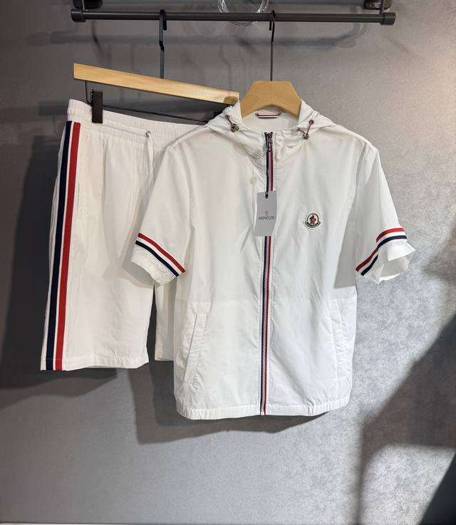 Moncler 2025 Spring And Summer New Suits Show Simple And Fashionable Style. Hood