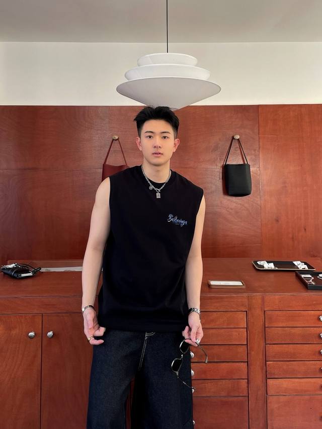 25 Spring And Summer Balenciaga Hand-Painted New Vest New Color Black White S