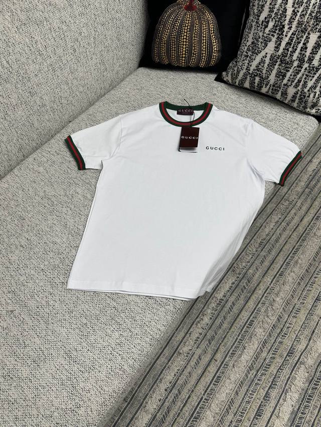 g 25Ss New T-Shirt Is Made Of White Knitted Cotton And Decorated With Gucci E