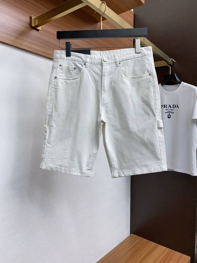 prad Prada's New Summer Shorts Are A Hit In The Counter. Custom-Made Fabrics