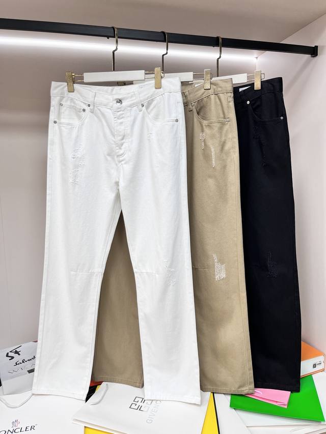 Mainly Promotes The New Classic Small Straight Jeans Of Bc 25. This Pair Of Jean
