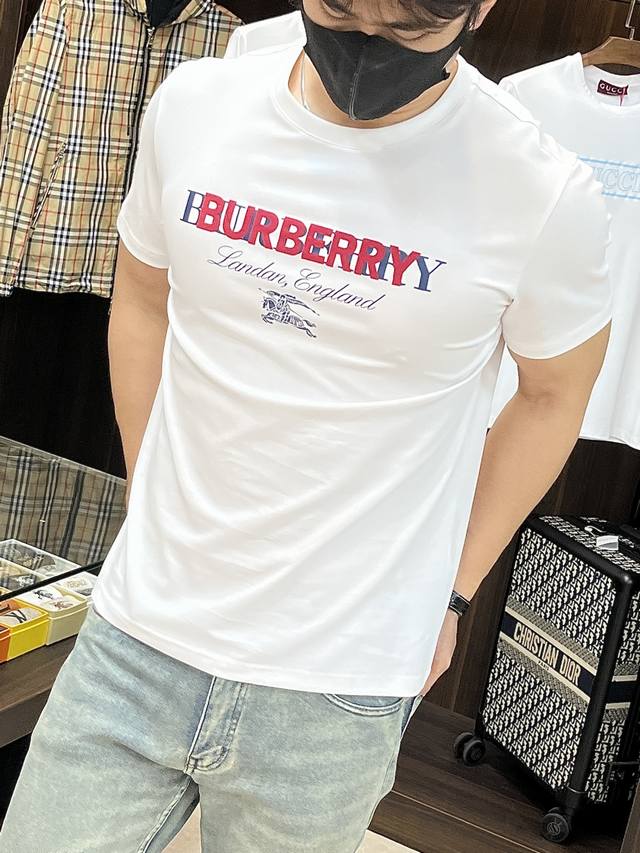 Promotes Burberry's New Autumn And Winter Products. Burberry's Round Neck Short