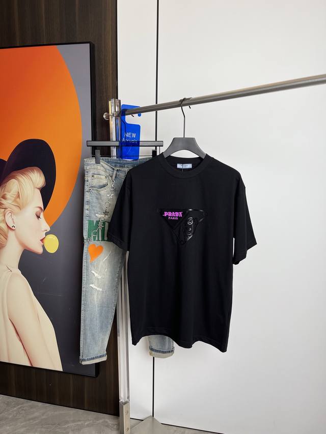Prada 2025 Summer New Short-Sleeved T-Shirt With One-To-One Original Printing. T