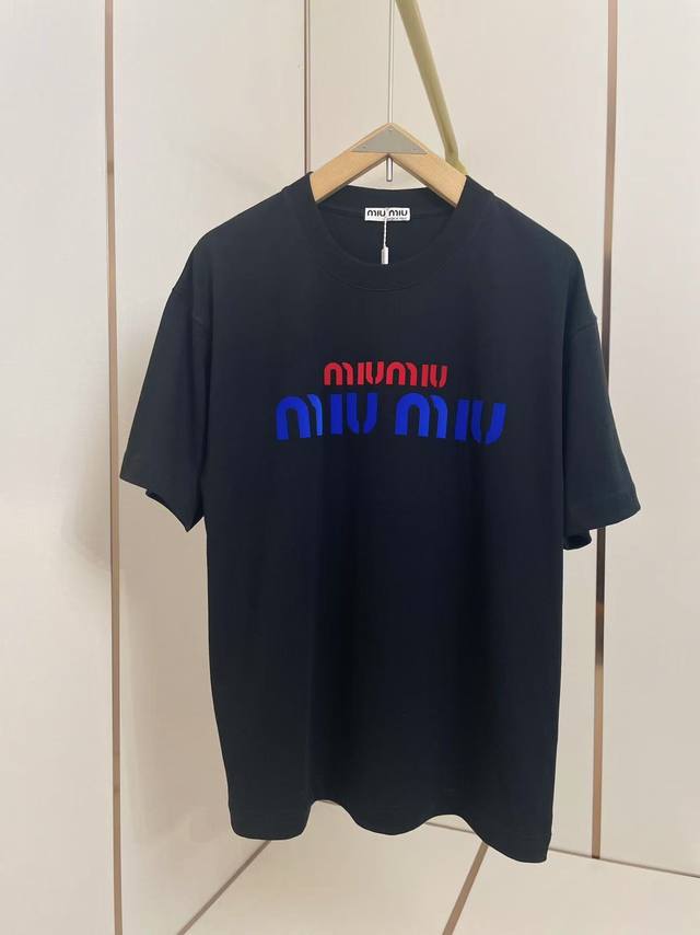 miumiu2025 New Flocked Letter T-Shirt Red And Blue Contrast Design Simple And