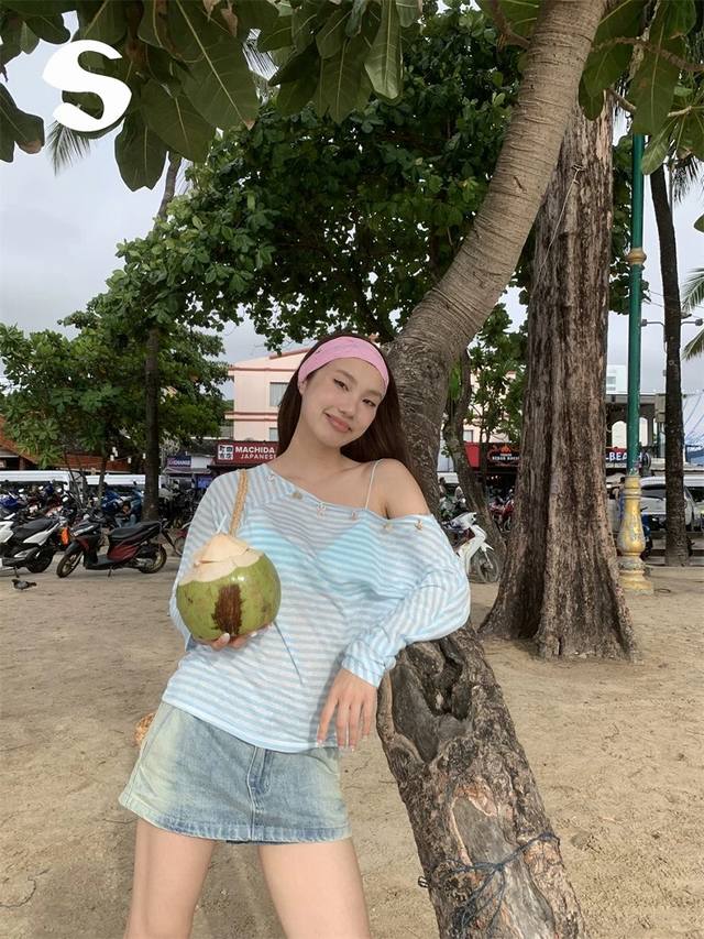 70777# Blue Striped Off-Shoulder T-Shirt. New 25Ss New Style Vacation Travel