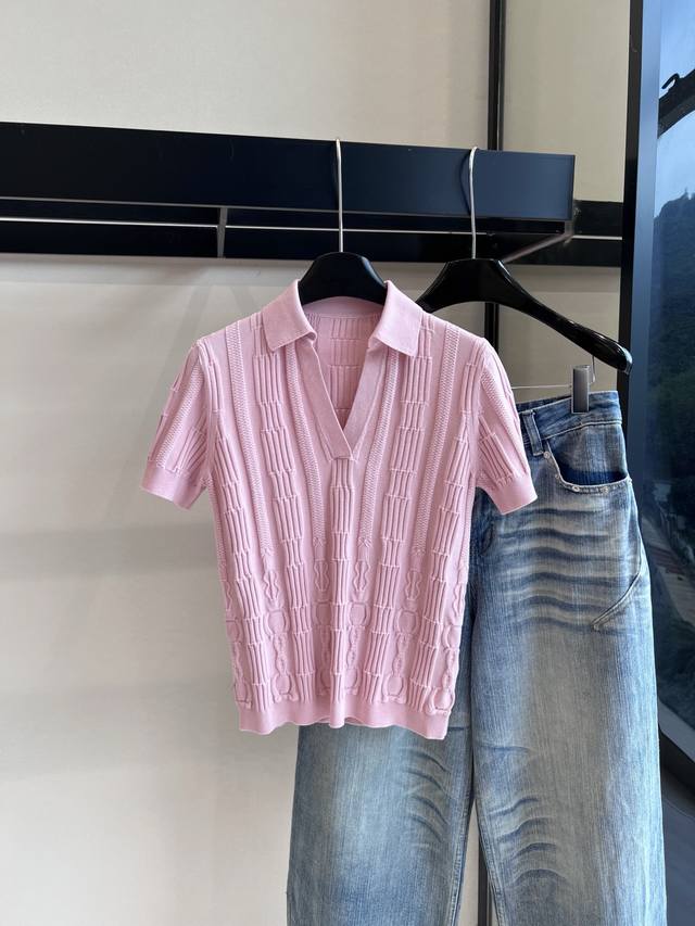 2025Ss Spring And Summer New Pink V-Neck Polo Shirt Is Simple, Generous, Gent