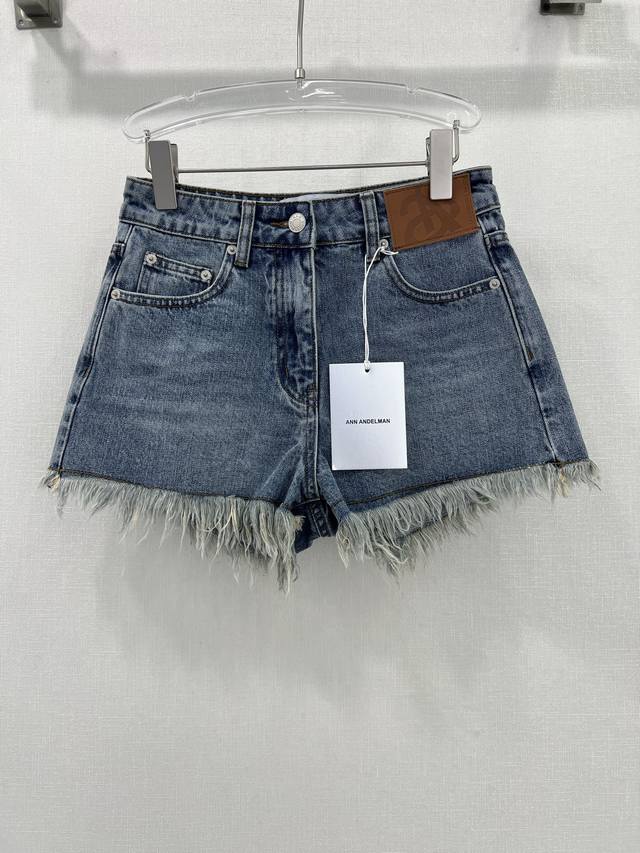 ann Andelma* 25 New Denim Shorts With Raw Edges And Tassels At The Bottom. Lo