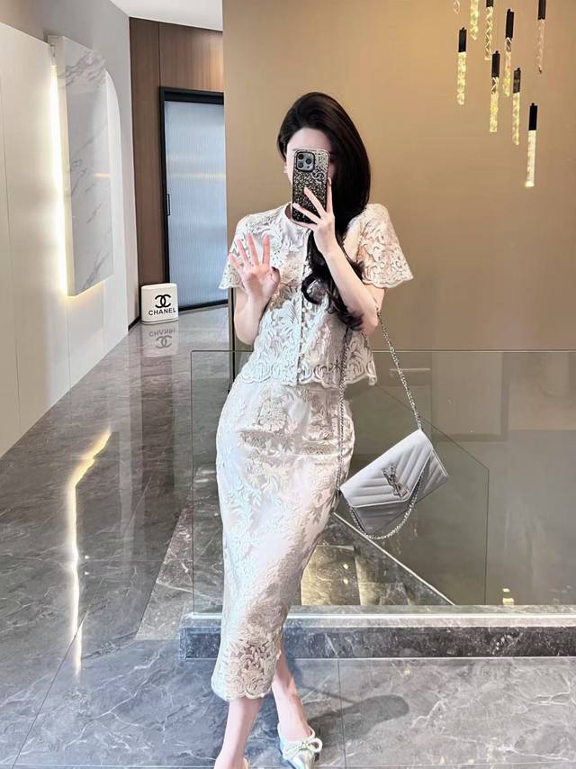 Suit The New Lace Suit Feels Super Comfortable And Skin-Friendly, Showing The Go