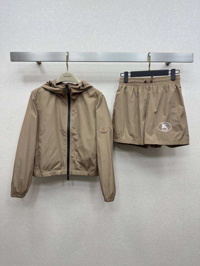 25Ss Bur *Fashionable Temperament Suit Hooded Jacket With Shorts. The Suit Is