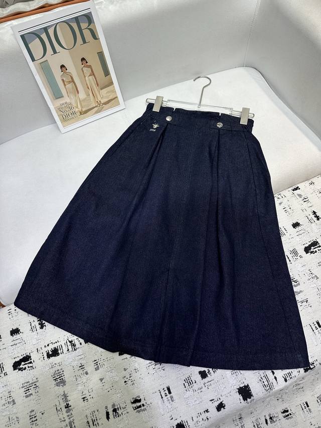 dio*25 New Denim Skirt With Front Slit Design And Bee Embroidery, Showing The