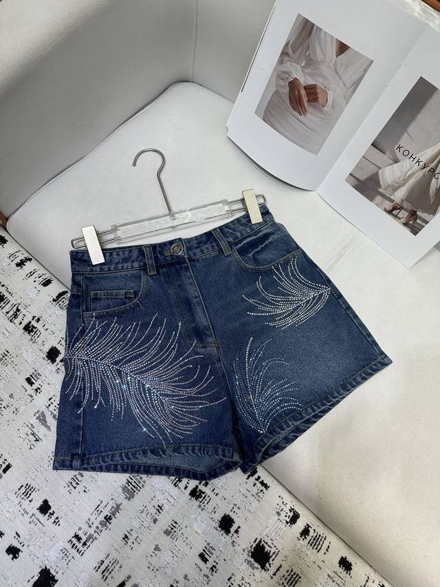 chanel 25 New Hot Diamond Denim Shorts Are Fashionable And Not Outdated. They