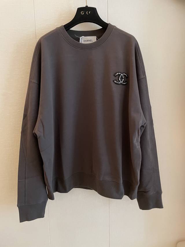cc Vintage New Round Neck Sweatshirt Is Simple Yet Fashionable. The Cotton Fa